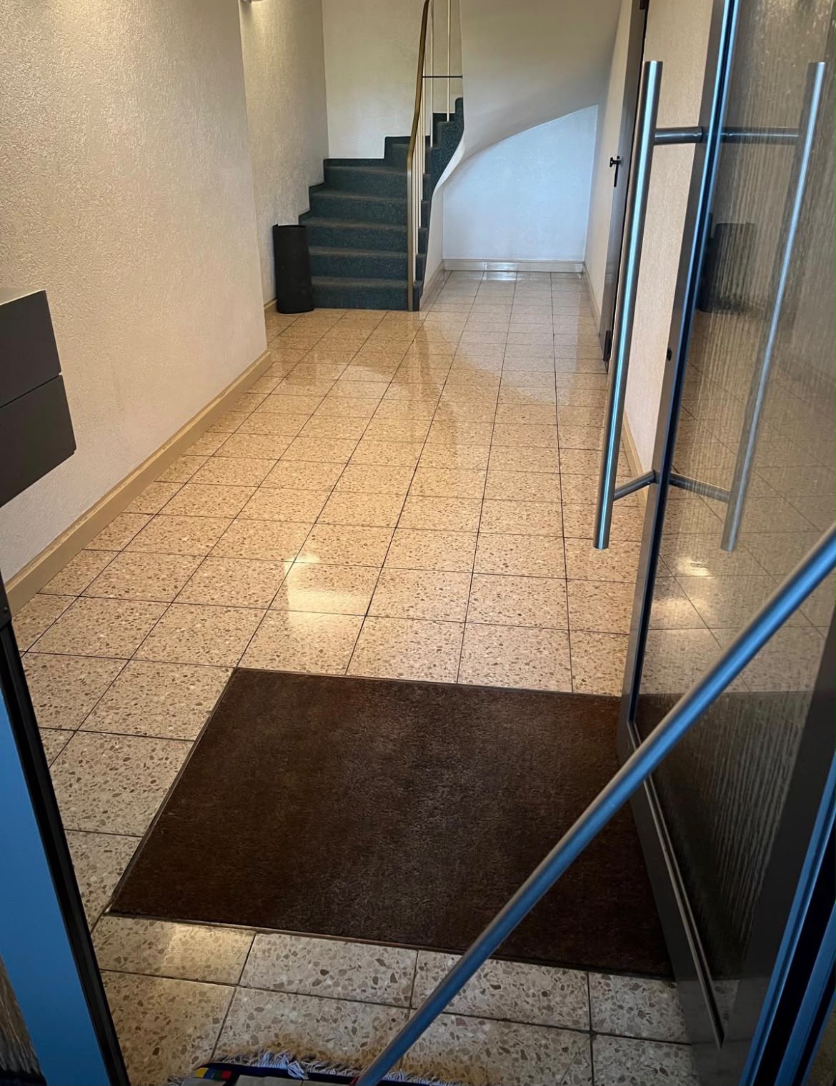 Gereinigtes Treppenhaus mit glänzendem Fliesenboden
